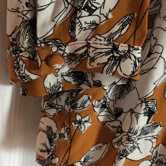 fun2fun V-Neck Floral Blouse in Size M - Picture 3 of 8